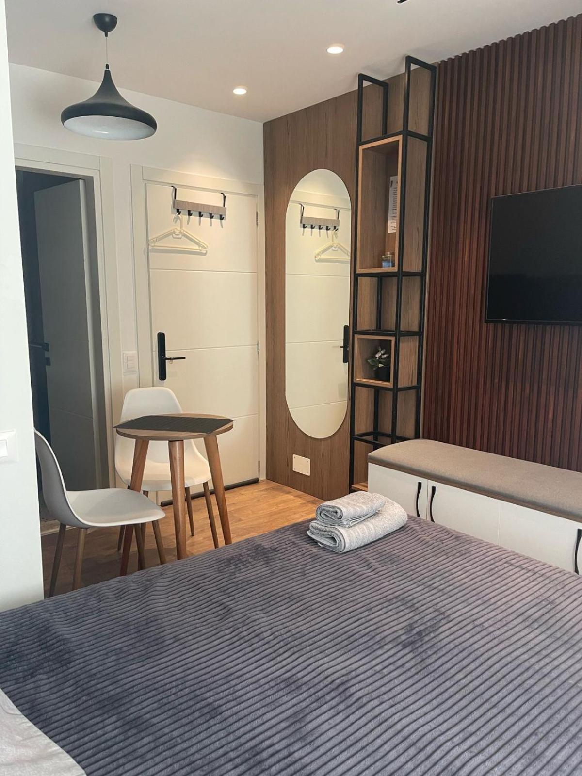 Downtown Studio Apartments ティラナ エクステリア 写真